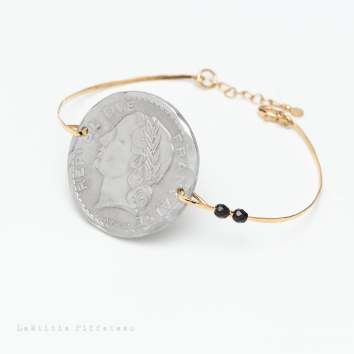 Bracelet Tip de Marianne Argent Noir Pièce unique pièce de monnaie ancien franc martelée perles verre de Bohème Jonc martelé Laetitia Piffeteau