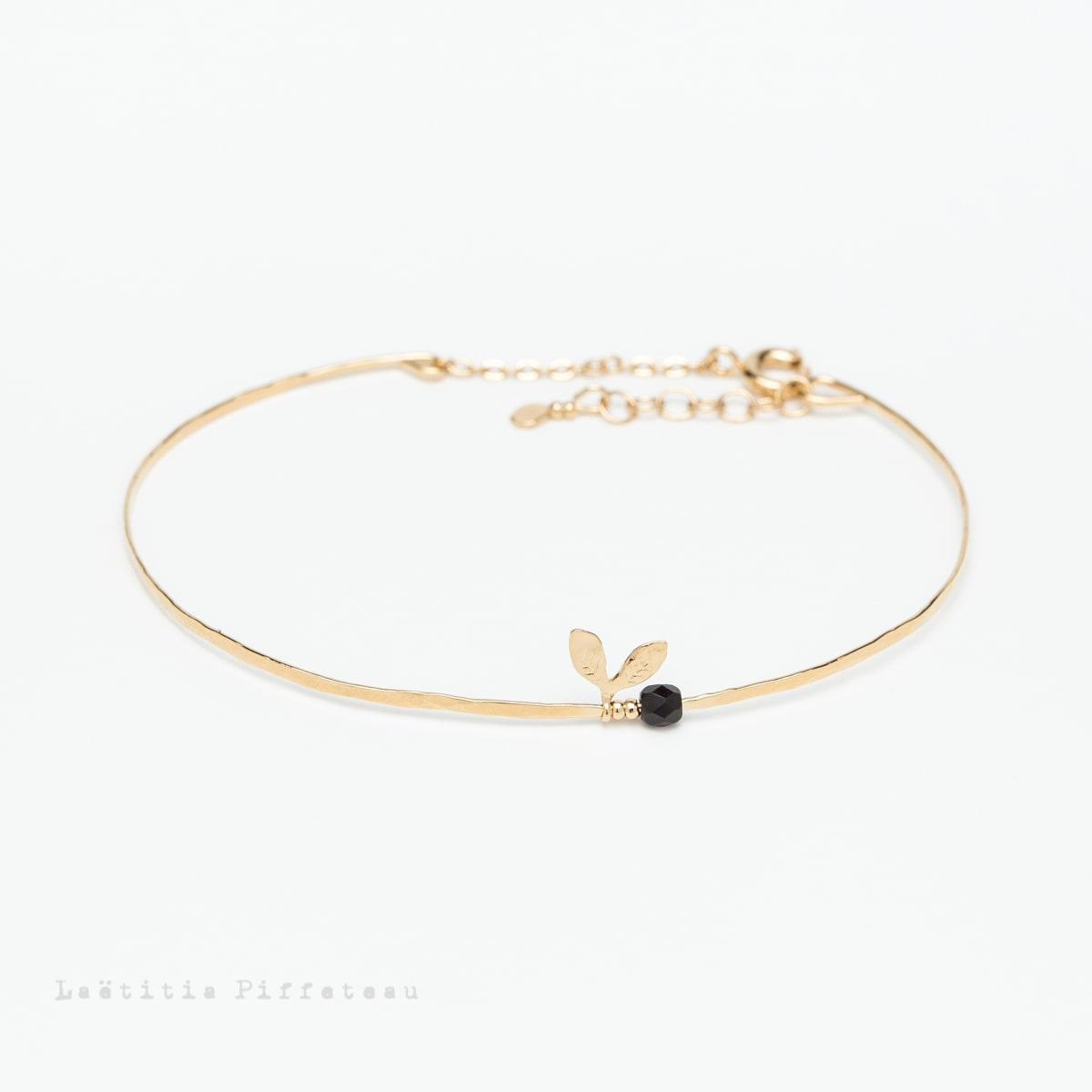 Bracelet Garance perle en verre de Bohème noir Laëtitia Piffeteau Jonc fin délicatement martelé plaqué or