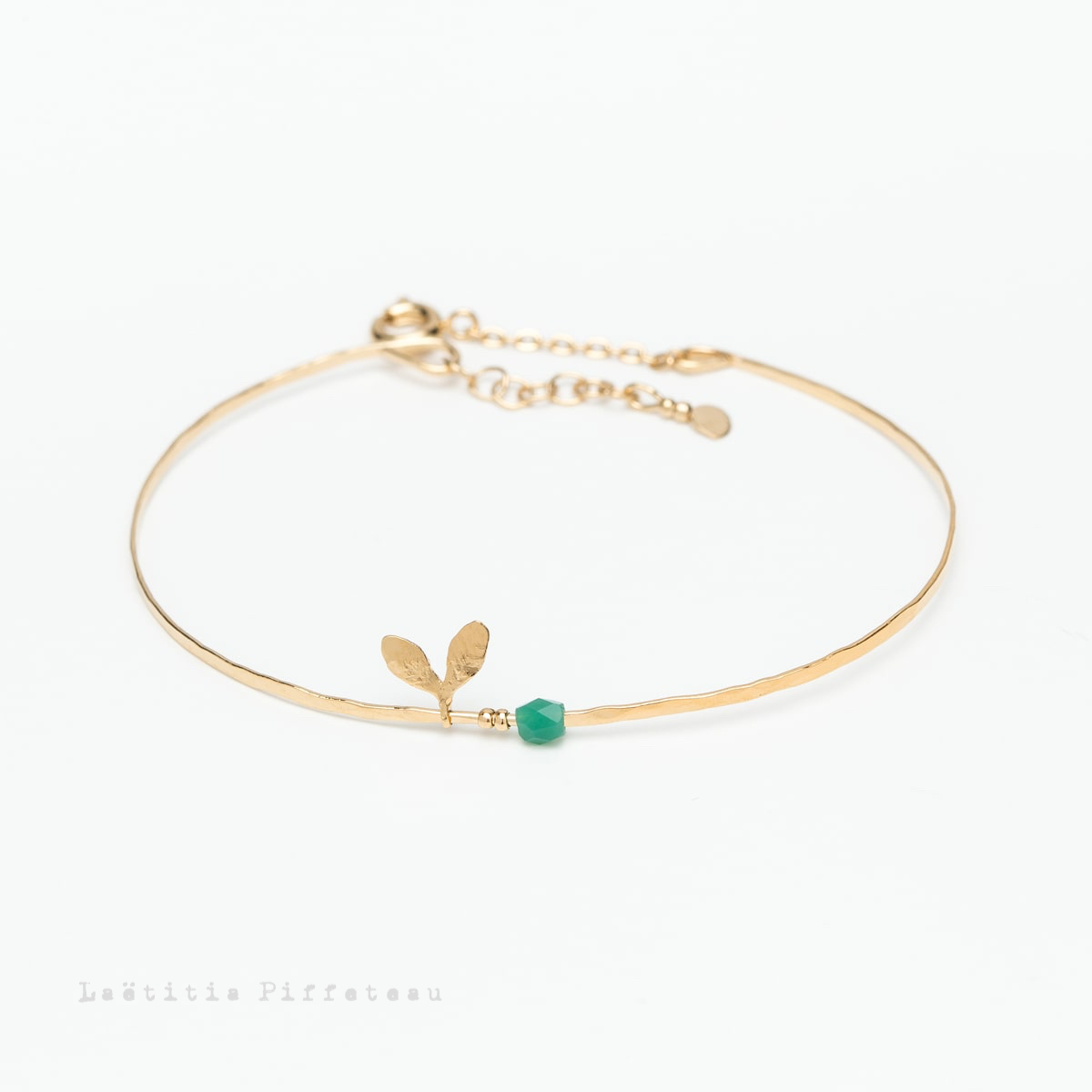 Bracelet Garance perle en verre de Bohème vert Laëtitia Piffeteau Jonc fin délicatement martelé plaqué or