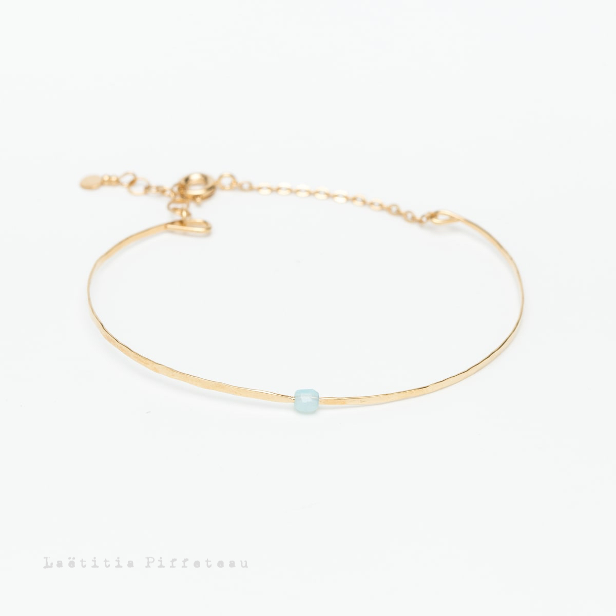 Bracelet LeDélicat perle en verre de Bohème ciel jonc fin plaqué or