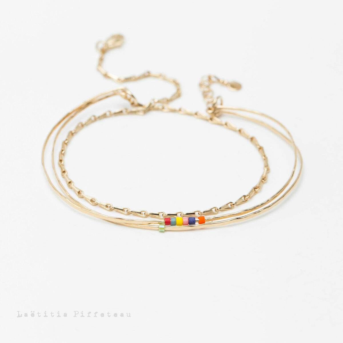 Bracelet Trio or Acidulé 2 joncs fins martelés perles multicolores prolongés d'une chaine épis Laëtitia Piffeteau
