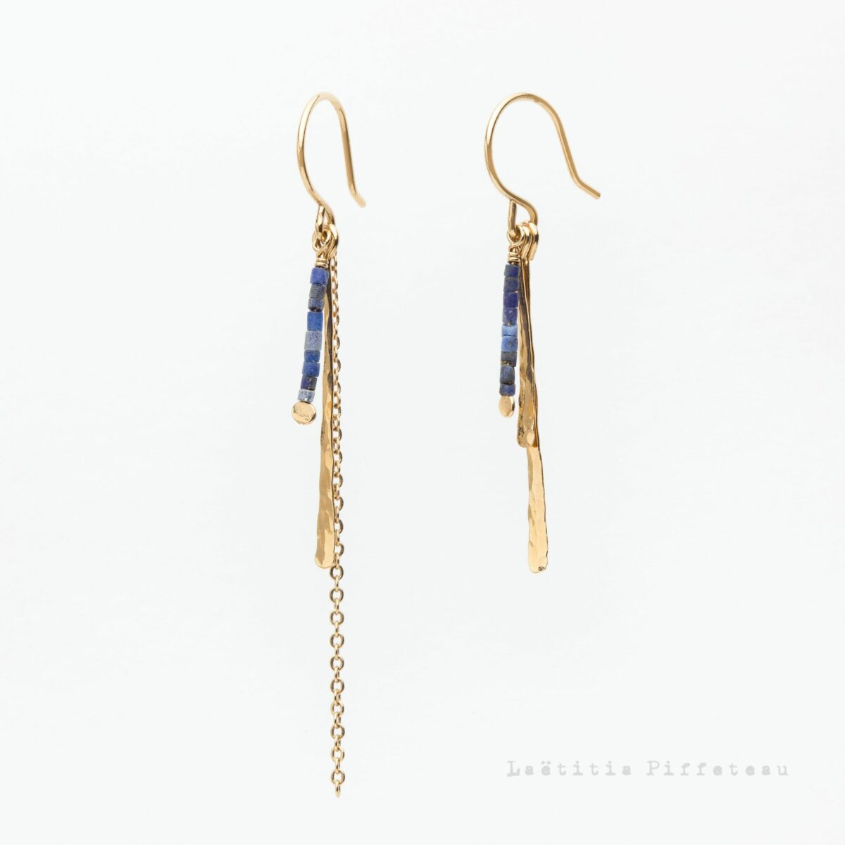 Boucles d'Oreilles LesLapis Asymétriques martelées, chaine et pierres naturelles lapis lazuli Laëtitia Piffeteau