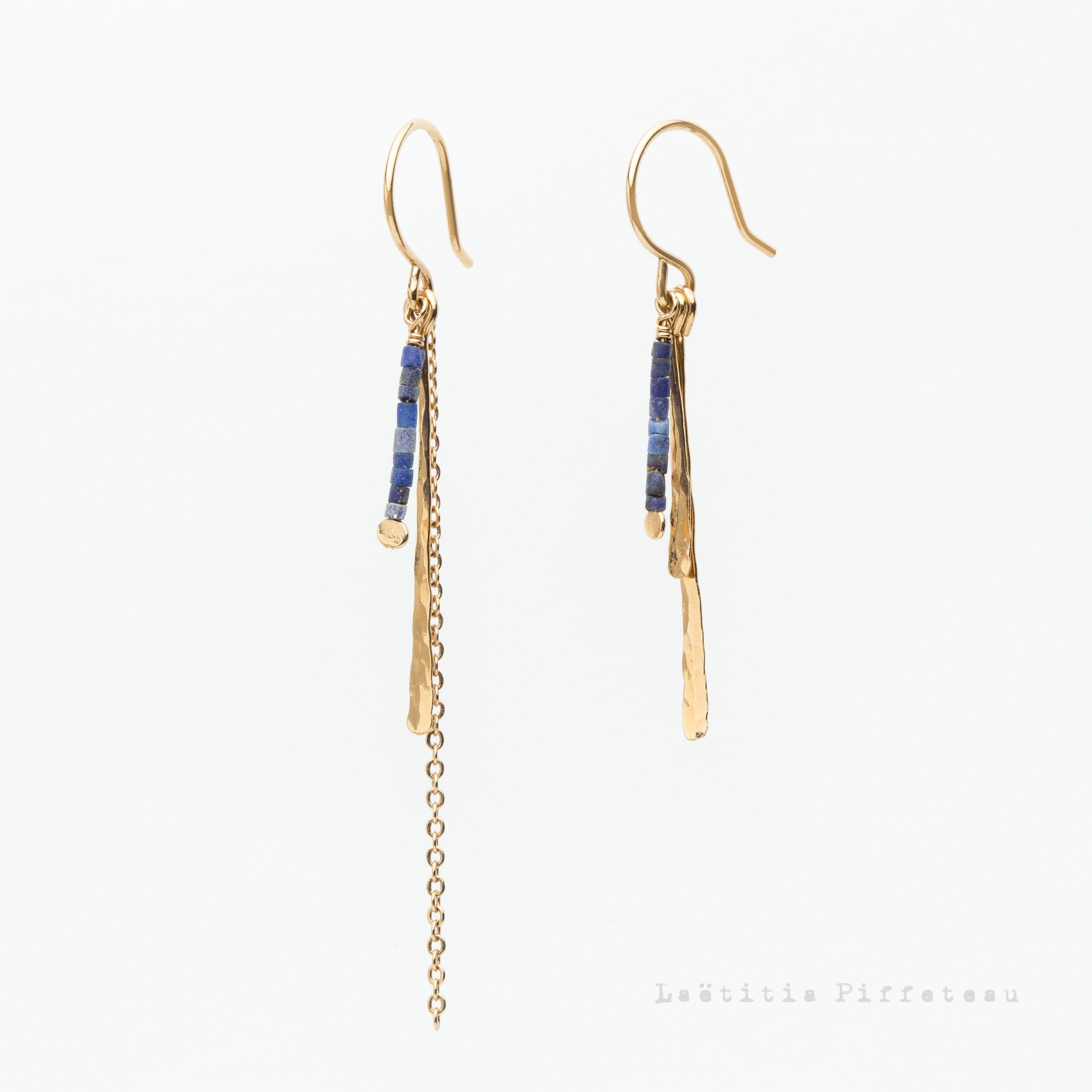 Boucles d'Oreilles LesLapis Asymétriques martelées, chaine et pierres naturelles lapis lazuli Laëtitia Piffeteau