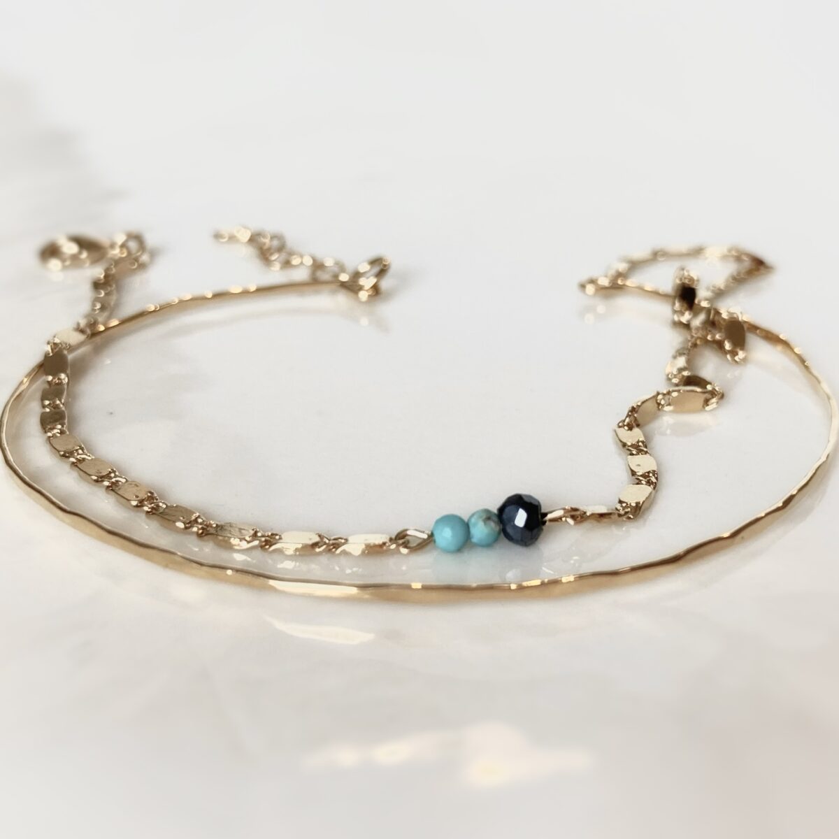 Bracelet tandem double Jonc martelé plaqué or avec chaine gourmette ornée de pierre fines hématite noire et turquoise