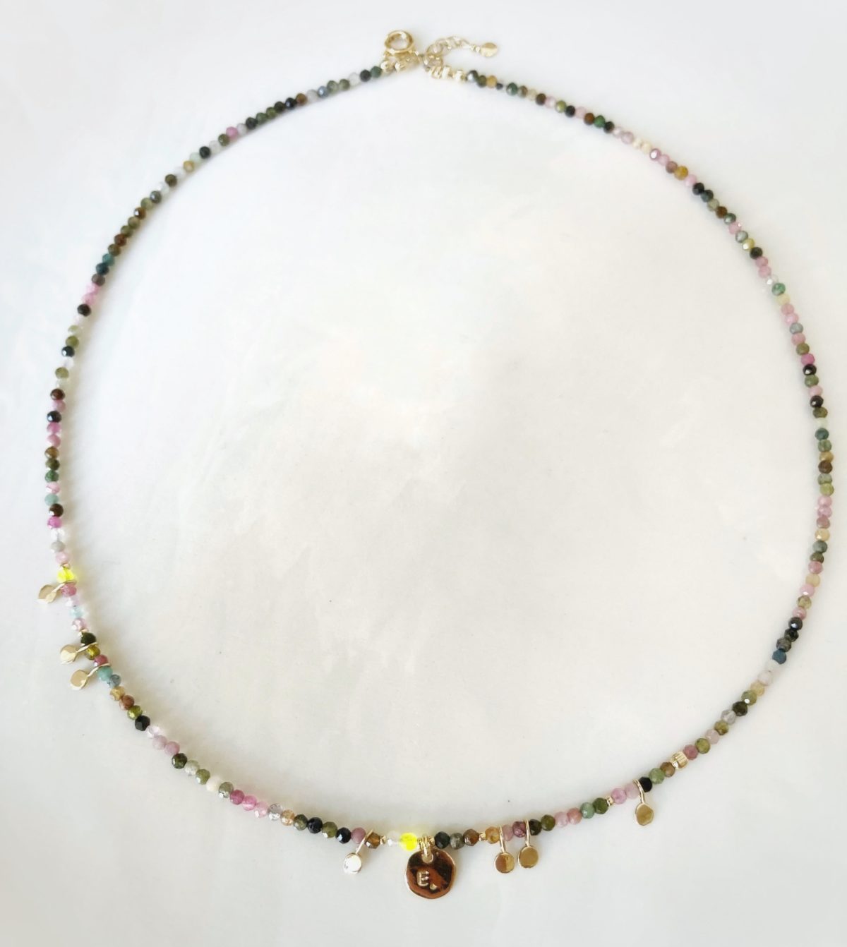 Collier court pierres fines Tourmaline INITIALE et papilles martelées plaqué or Laëtitia Piffeteau