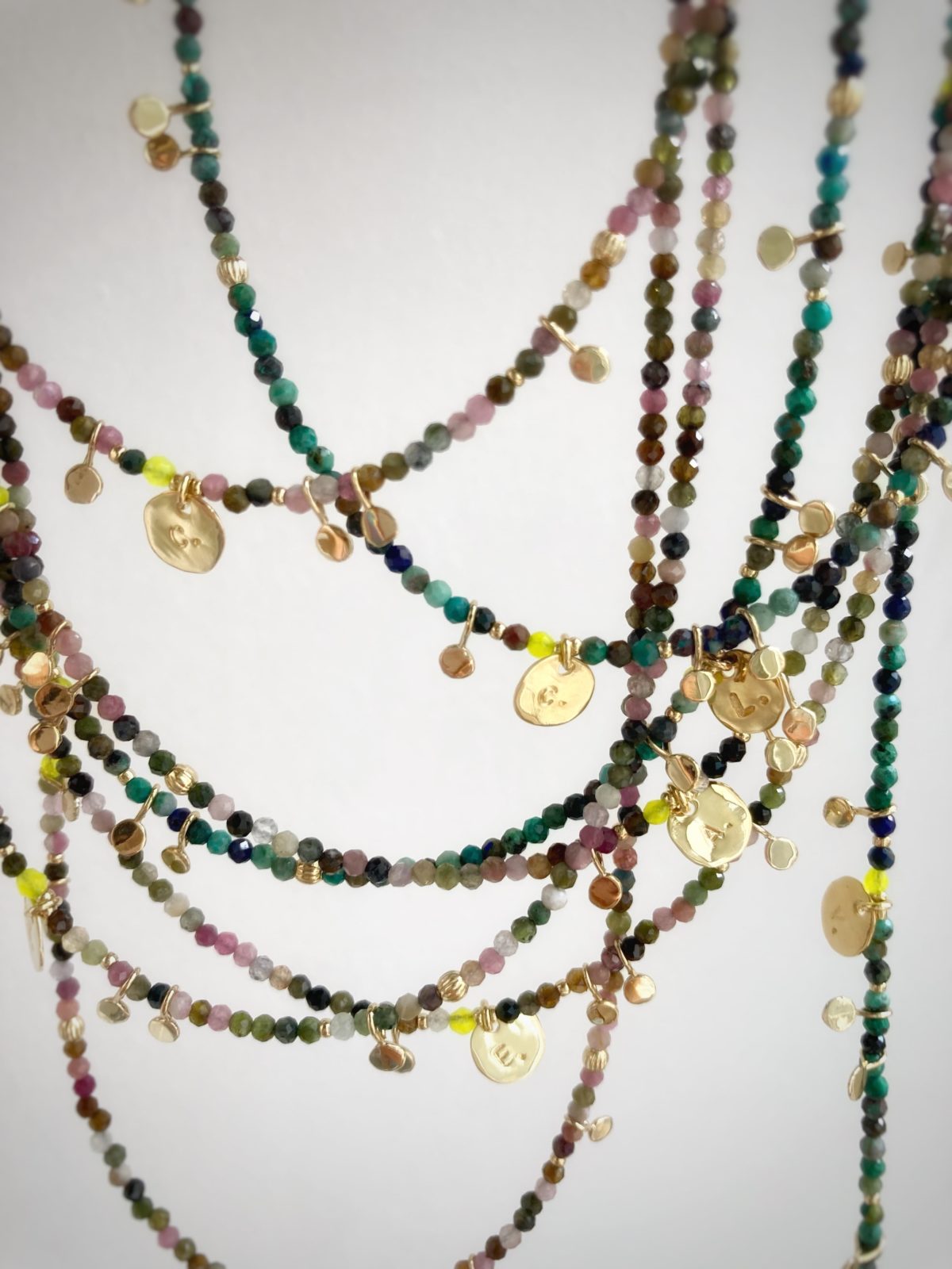 Colliers pierres fines Tourmaline et Turquoise Chrysocolle Initiale et pampilles martelés plaqué or Laëtitia Piffeteau