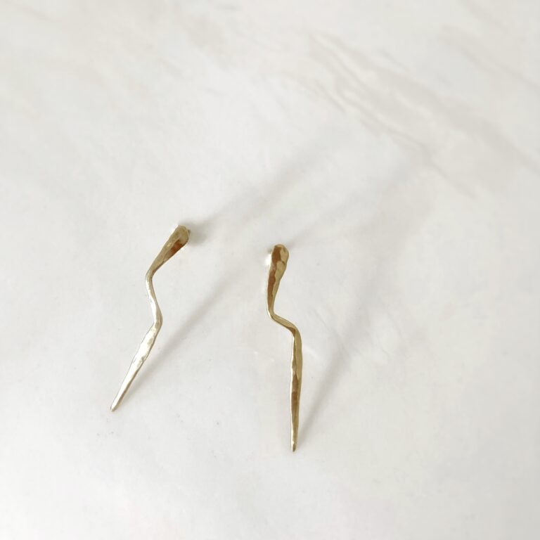 Boucle d'oreille puce Éclair martelé plaqué or Laetitia Piffeteau