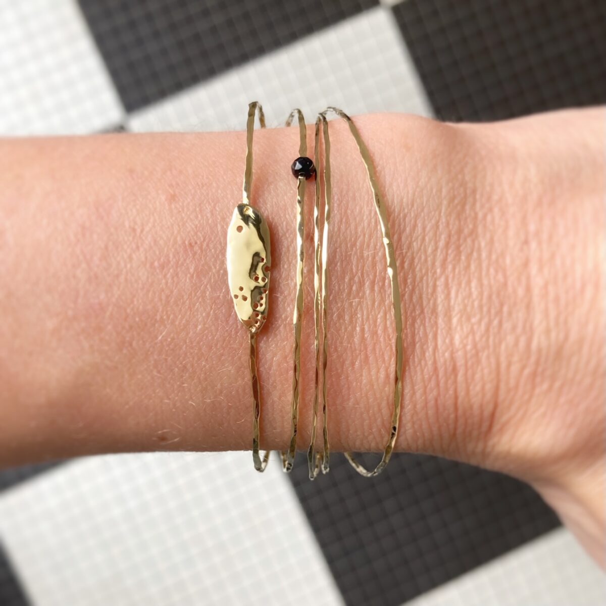 Bracelets Tandem Songe 2 joncs martelés et spinelle noire et Triple jonc or plaqué or 24K Laëtitia Piffeteau
