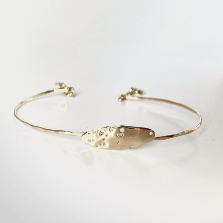 Bracelet Songe Laëtitia Piffeteau plaqué or 24k martelé plaque percée brillante Pièce unique