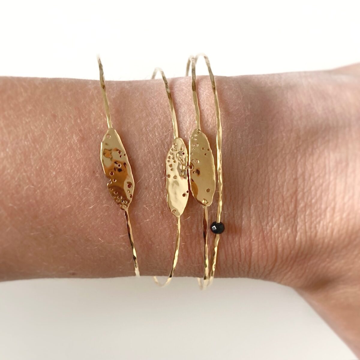 Bracelet Songe Laëtitia Piffeteau Plaqué or 24K Bijoux portés 3 bracelets Jonc et Plaques martelés percés