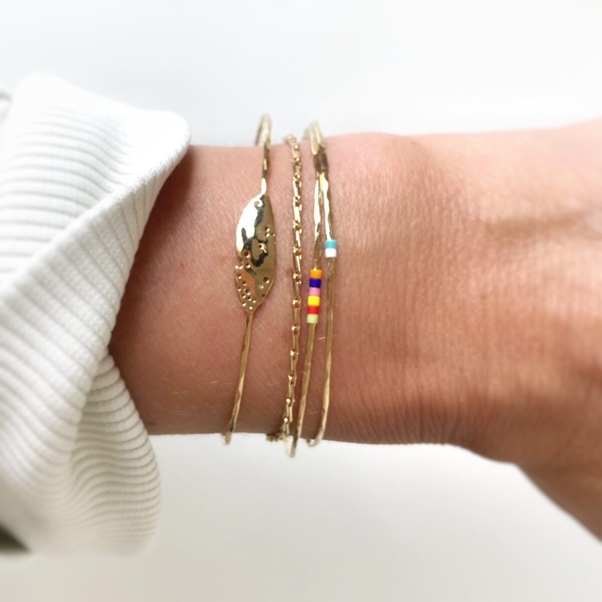 Bracelets Songe et Trio Acidulé perles miyuki Laëtitia Piffeteau Pièces uniques plaqué or 24K joncs martelés reliefs uniques et chaine