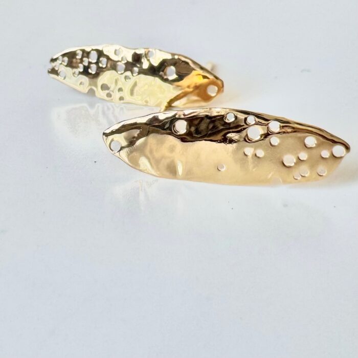 Puce Bo Plume martelée plaqué or en forme d'amande percée Laetitia piffeteau