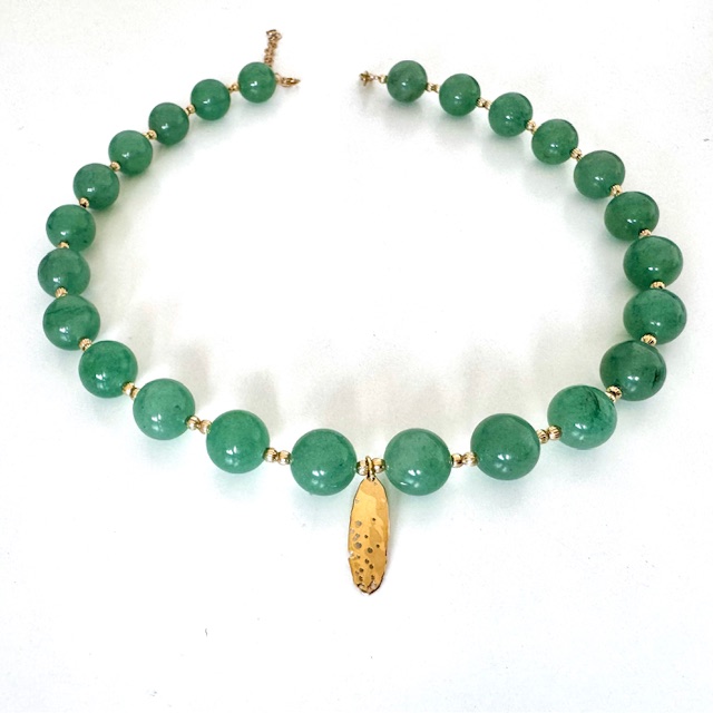Collier Plume perle jade et médaillé martelée plaque or Laëtitia Piffeteau