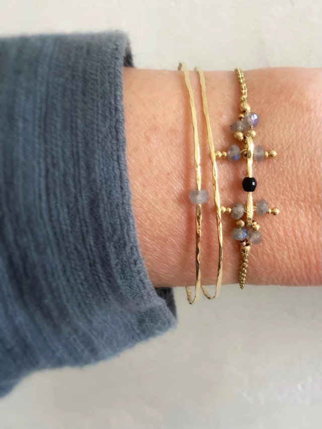 ··Chuchotements•··

Ils sont discrets, oui. Mais puissants ! ⚡️ 🌱Comme une peauésie.
🤍Comme un secret qu’on porte avec soi.

Deux bracelets, YUTORI et KAMA MUTA, 
2 noms qui chuchotent l’émotion. 
Deux bracelets, 2 voyages. 
 😊 Yutori, japonais. 
Un souffle entre deux instants, et prendre le temps d’être, d’apprécier la beauté qui émerge…
 😊 Kama Muta, sanskrit.
Une évocation à cette émotion de connexion intense d’être « transporté par l’amour » et « ému jusqu’aux larmes ».
 
Et vous, lequel vous touche le plus ?  

··bracelet YUTORI 
··bracelet KAMA MUTA
··bracelet LeJONC
··bracelet LeDÉLICAT

.
.
.

#artisanbijoutier
#creatricebijoux #bijouxcreateur 
#bracelets  #kamamuta  #yutori #bijouxtalismans #bijouxintemporels 
#pieceunique #braceletcréateur 
#createursdenantes
#braceletjonc 
 
#bijouxplaquéor #bijoufemme #jewellery 

#madeinfrance #creatricenantaise
 #artisanat #slowmadejewelry
#madewithlove #bijouxhautefantaisie 
#boutiqueenligne #votrehistoire