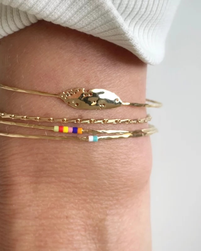 ··Tadaam !•··

Ils sont en ligne ! 
🥳 Je suis très heureuse de vous les proposer enfin.  😁 SONGE et NUIT D’ÉTÉ sont dispos sur l’e-boutique. 
😂 😂 Si si j’ai osé !!…

2 bracelets pensés pour celles qui aiment porter des bijoux d’émotions

• 1 solo, SONGE
• le double, NUIT D’ÉTÉ, parce que le nom Tandem Songe manquait furieusement de poésie. 
😉 et s’ils deviennent (sur un malentendu) aussi populaire que monsieur Shakespeare…Bah, même pas peur ! 🙌

😍 Ils vibrent de lumière, des p’tits mondes à contempler, je les aime vraiment ☺️

Ils sont en petite quantité mais d’autres partent déjà se faire dorer la pilule ! 

··bracelet SONGE
··bracelet NUIT D’ÉTÉ 
··bracelet TRIPLE JONC
··bracelet TRIO ACIDULÉ 
··bracelet LeDELICAT 
··bracelet LeJONC

.
.
.
.
.
.
.
.

##artisanbijoutier #slowmadejewel
#creatricebijoux #bijouxcreateur #bijouxintemporels
#boucledoreillefaitmain  #bijouxtalisman #jonc #bijouxmartelés #bijouxtalismans 
#pieceunique #braceletcréateur 
#createursdenantes
#faitavecamour🩷
 
#bijouxplaquéor #bijoufemme #jewellery 
#bijouxhautefantaisie 
#madeinfrance #creatricenantaise
 #artisanat 
#madewithlove #bijouxhautefantaisie 
#boutiqueenligne 

#Songe #créationpoétique #bijoucontemplatif 
#nuitdété